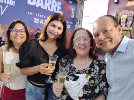 A escritora Adalgisa Borsato Gonçalves da Cruz recebeu o carinho do marido, escritor José Ildon, da psicológia, empresária e escritora Sada Ali, além de demais amigos, amigas e familiares na entrega do Troféu Mulher