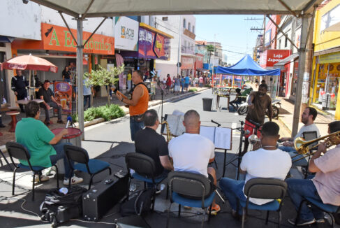 Banda de carnaval e brinquedos foram atrações na área central barretense