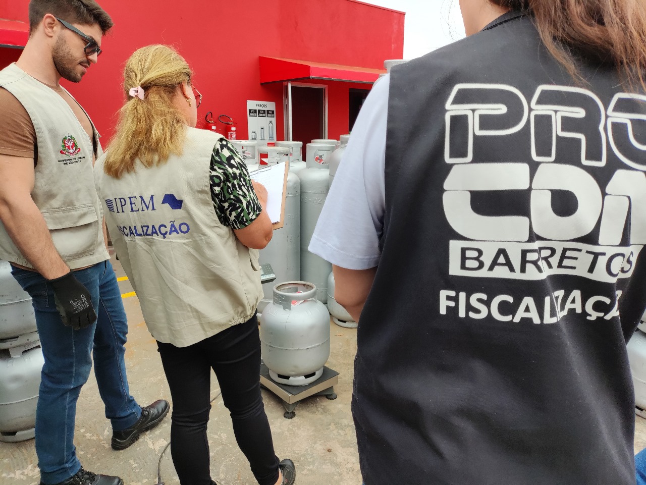 Fiscalização identifica irregularidades em revendas de gás e combustíveis