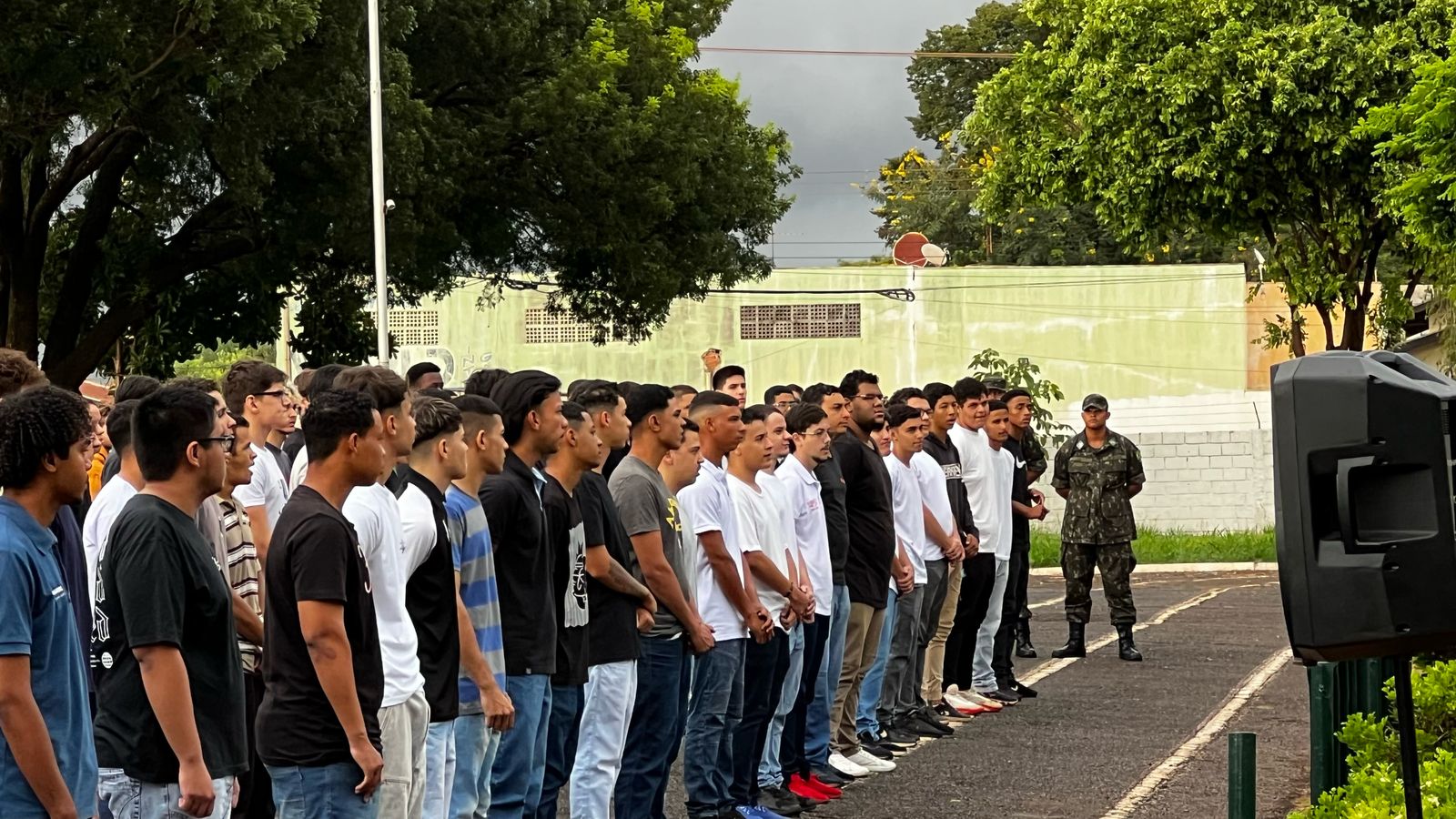 Jovens dispensados do TG  realizam juramento à Bandeira