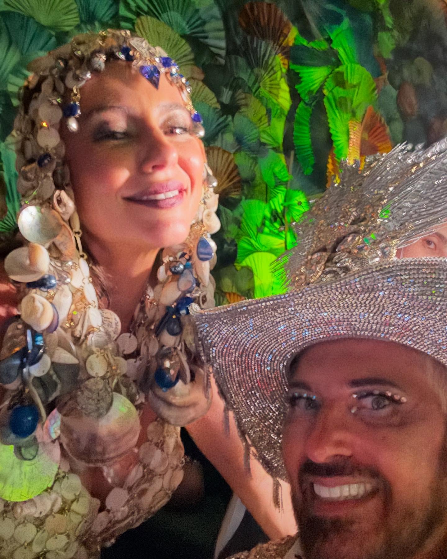 Estilista ao lado de celebridades