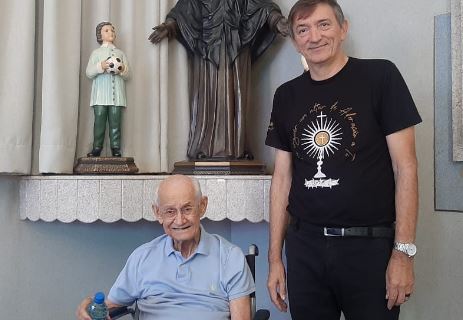 Jornalista participa de missa na Bakhita