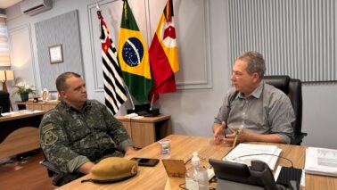 Major Marlon de Assis Magro em reunião com o prefeito Odair Silva (Foto: Divulgação)