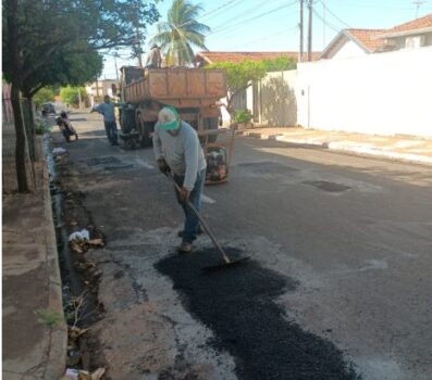 A administração municipal vem executando serviços de tapa-buracos em vários pontos da cidade.