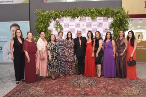 Fauzi Hamuche, sócio do North Shopping, posa ao lado das homenageadas com o Troféu Mulher 2025 que aconteceu com sucesso e muita alegria, reunindo familiares e convidados. A noite de sexta foi de muita emoção com apresentação de Jac Britto