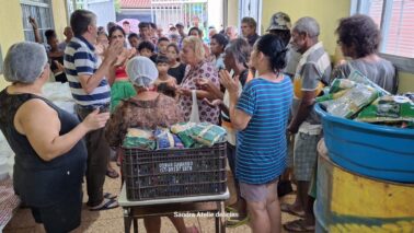Um trabalho voluntário que é desenvolvido na comunidade católica Santana e Santa Terezinha que pertence à Paróquia Santo Antônio de Pádua, leva alimentos todas as terças-feiras para as famílias carentes do bairro.