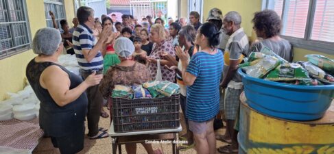 WhatsApp Image 2025-02-26 at 21.15.16 Um trabalho voluntário que é desenvolvido na comunidade católica Santana e Santa Terezinha que pertence à Paróquia Santo Antônio de Pádua, leva alimentos todas as terças-feiras para as famílias carentes do bairro.