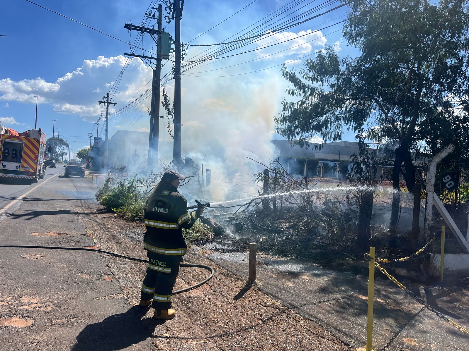 Bombeiros extinguem incêndio em área de empresa