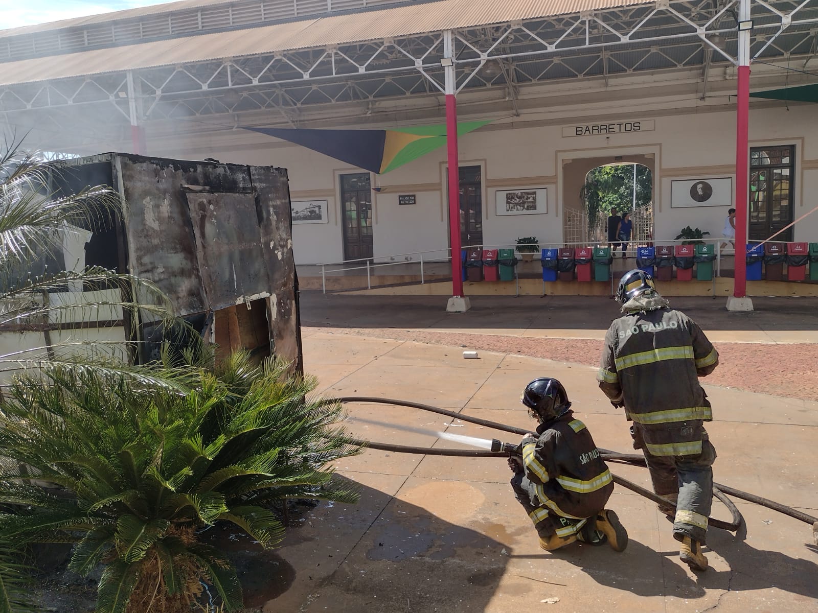Bombeiros apagam incêndio em trailer na Estação Cultura