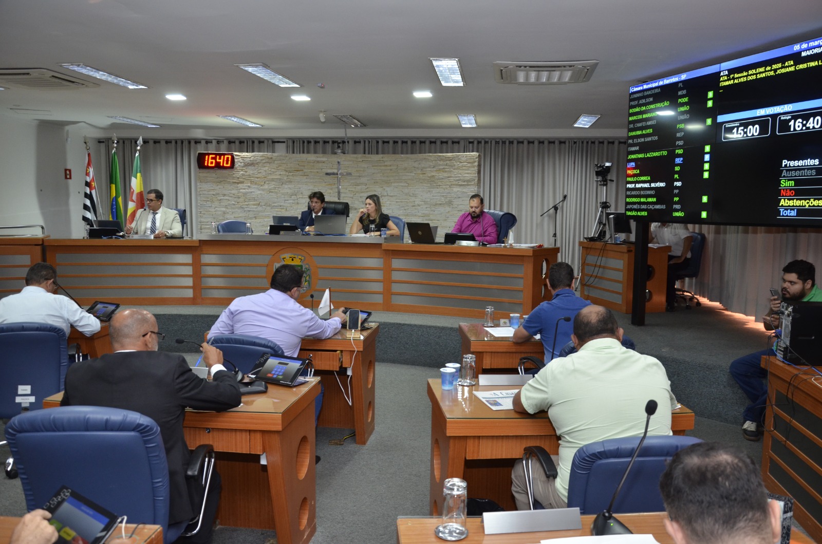 Vereadores aprovam recomposição salarial de professores
