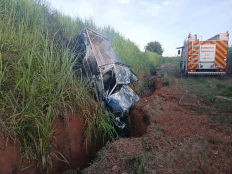 Condutor morre em acidente na rodovia Armando Sales de Oliveiras (Foto: O Diário de Barretos) Condutor morre em acidente na rodovia Armando Sales de Oliveiras (Foto: O Diário de Barretos)