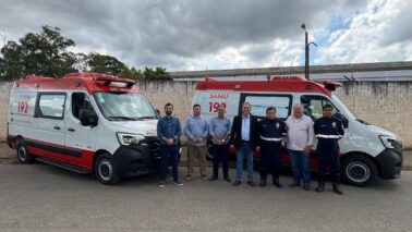 O prefeito Odair Silva e o vice-prefeito Mussa Calil Neto receberam na sexta-feira (14), em Sorocaba, duas novas ambulâncias para serem utilizadas pelo SAMU de Barretos.