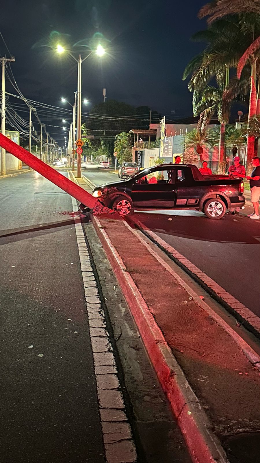 Camioneta derruba poste na avenida Ibirapuera