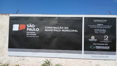 No final do ano passado, o governo da ex-prefeita Paula Lemos, deu início aos trabalhos de construção do Novo Paço Municipal, em terreno anexo ao almoxarifado da Prefeitura com a obra para a frente da rua 28.