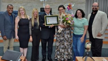 A atriz, bailarina e psicopedagoga, Joice Ofélia Camassuti "Joyce Camassuti", 44 anos, natural de Ribeirão Preto, recebeu o Título de Cidadã Honorária da Estância Turística de Barretos em sessão solene realizada na noite de quarta-feira (19), na Câmara Municipal de Barretos.