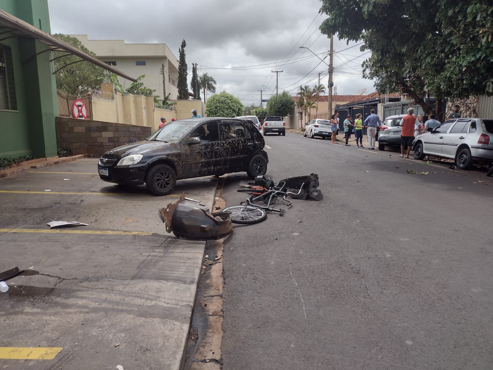 Quatro pessoas são socorridas em acidente no bairro Baroni