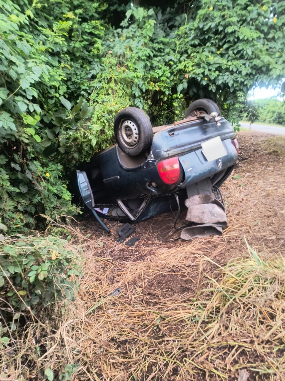 Carro é encontrado capotado em vicinal