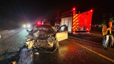 Colisão entre carro e caminhão deixa condutor ferido na Faria Lima (Foto: O Diário de Barretos Colisão entre carro e caminhão deixa condutor ferido na Faria Lima (Foto: O Diário de Barretos)