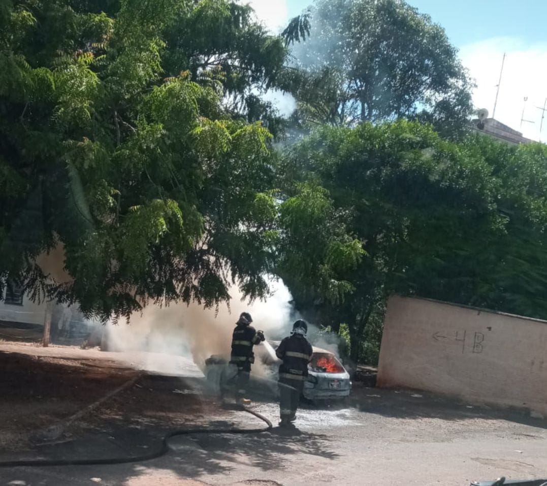 Incêndio destrói veículo no conjunto José Faleiros