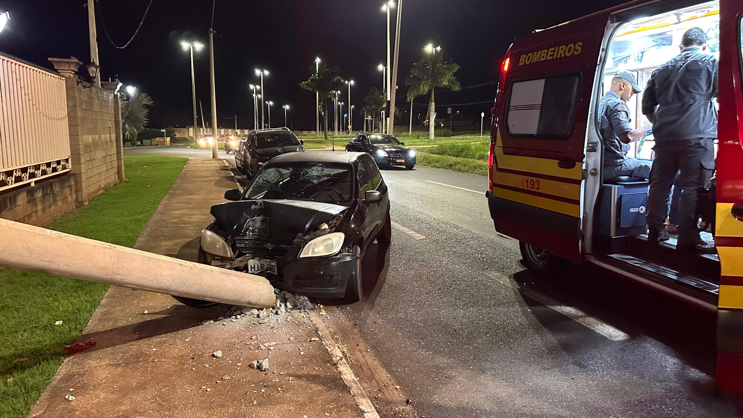 Condutor é socorrido após colidir em poste na avenida das Nações