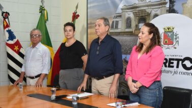 WhatsApp Image 2025-03-31 at 15.02.09 A primeira apresentação da Orquestra Sinfônica de Barretos, abrindo a temporada de 2025 na noite de sexta-feira (28), foi interrompida por um protesto dos próprios integrantes, que, após três músicas, paralisaram a apresentação e leram uma carta aberta com o tema “A Orquestra Sinfônica de Barretos pede socorro!”.