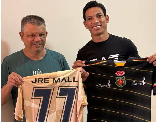 Ex-atacante do BEC visita amigos após passagem pelo futebol japonês