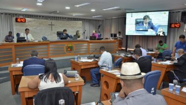 Vereadores durante sessão ordinária que aprovou o segundo cargo de assessor para cada um deles (Foto: Comunicação Câmara) Vereadores durante sessão ordinária que aprovou o segundo cargo de assessor para cada um deles (Foto: Comunicação Câmara)