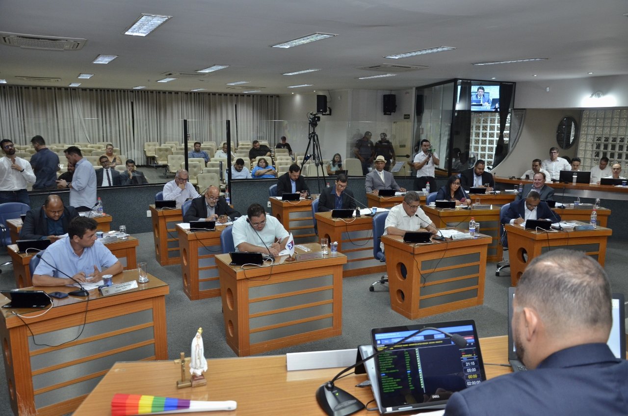 Vereadores rejeitam projeto que proibia administração a firmar contratos
