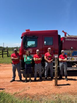 Chris Morais e integrantes do Corpo de Bombeiros que atuaram no combate ao fogo (Foto: Divulgação) Chris Morais e integrantes do Corpo de Bombeiros que atuaram no combate ao fogo (Foto: Divulgação)