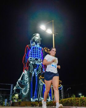 A dentista Mariana Pereira Fruet correu na corrida noturna do Parque do Peão, pela primeira vez, seus 10km. Ao som de muita musica sertaneja, este foi o presente para si mesma no Dia Internacional da Mulher