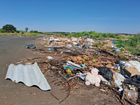 Área ao lado de avenida é usada para depósito entulho, lixo e outros materiais inservíveis Área ao lado de avenida é usada para depósito entulho, lixo e outros materiais inservíveis