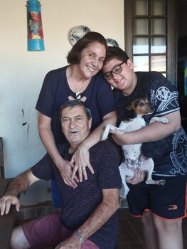Joana d'Arc Brandão Scavaccini comemora mais um ano de vida ao lado do esposo Netinho Scavaccini, do filho Guilherme e do xodó Fofinho. Parabéns, saúde e paz!