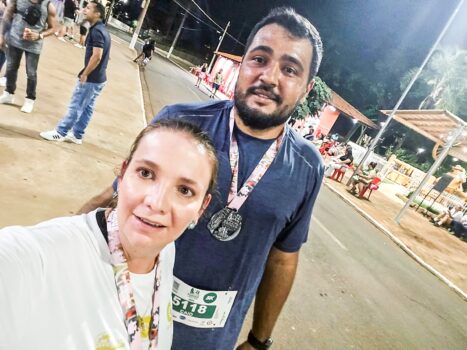 O casal de empresários Lívia Badra e Caio Cesar brilhou na 9ª edição da Parque Night Run, realizado no dia 8 de março, em Barretos. Com garra e determinação, eles completaram os 5 km da prova, comemorando a conquista esportiva, a força da parceria e o amor que os une. Essa foi a primeira corrida oficial do casal e a felicidade pelo resultado alcançado reflete nos sorrisos e nas medalhas. Juntos, Lívia e Caio constroem uma história de cumplicidade, formando uma família linda ao lado de seus dois filhos. Que venham muitos mais desafios e conquistas para esse casal que corre lado a lado, na vida e no esporte!