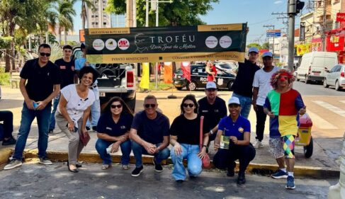 A Blitz de divulgação do Troféu Dom José de Mattos,do GMB, que este ano homenageia a sra Rosa Carneiro, com toda renda do evento em prol das entidades de Barretos, reuniu o time técnico, comercial, repórteres e outros colaboradores, na praça Francisco Barreto, no último sábado. “Levamos tudo pra rua, estúdio das rádios, programas ao vivo e distribuição de picolés. A interação do público só mostra o carinho que a audiência tem com a programação das emissoras do Grupo Monteiro de Barros”, disse a gerente Letícia Pires. A 34ª edição do Troféu Dom José de Mattos será realizada no dia 3 de abril, no Parque do Peão Blitz de divulgação