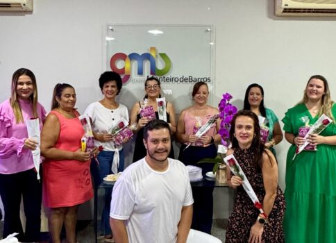 As colaboradoras do Grupo Monteiro de Barros foram surpresas com uma comemoração em Homenagem ao Dia da Mulher. Teve momento relaxamento com o massoterapeuta Guilherme Bezerra, momento Beleza com Diretora da Mary Kay Cynthia Rodrigues, teve mimos da Perfumaria My Morena e da Bem Florir. Foi uma manhã muito especial. Inclusive eu, Jac, curti muito! Viva todas as mulheres!!