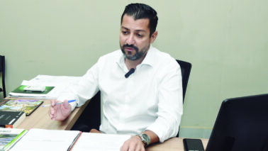 Secretaria auxilia na confecção de currículos para feirões