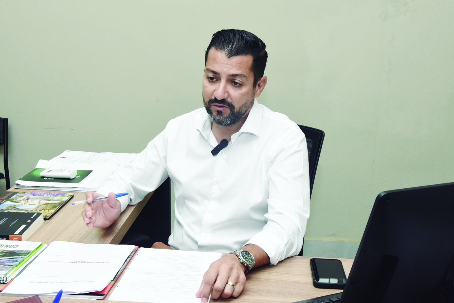 Secretaria auxilia na confecção de currículos para feirões