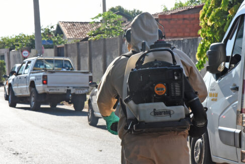 Agente do Controle de Vetores em ação em bairro que registra casos de dengue A Secretaria Municipal de Saúde contabiliza em Barretos, um total de 2.165 casos de Dengue
