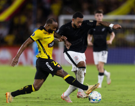 memphis_disputa_bola_contra_jogador_do_barcelona_4gll O Corinthians sofreu uma goleada no jogo de ida da Pré-Libertadores. Jogando no estádio Monumental, no Equador, o time paulista acabou superado pelo Barcelona, por 3 a 0