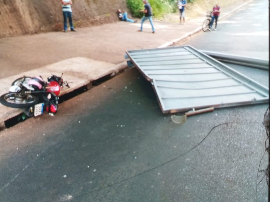 Motociclista é socorrido após ser atingido em queda de portão  