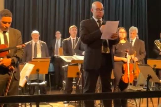 Músicos paralisam concerto e realizam leitura de carta sobre mudanças na carga horária de trabalho