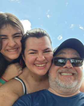 Patrícia Silva Pinheiro, publicitária e artista plástica, celebra idade nova junto do marido Aurélio – Lelo, da filha Olívia, das irmãs, amigos e amigas e de toda a família