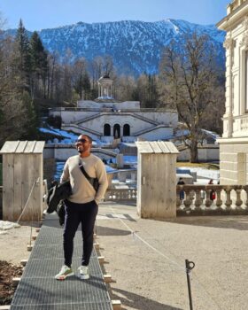 Renato Araújo (foto), publicitário, aproveita passeio pelo Linderhof Castle, Schloss Linderhof, em tour pela Alemanha. A construção é do período entre 1869 e 1878. Fica localizado nas proximidades de Oberammergau e da Abadia de Ettal, no sudoeste da região da Baviera.