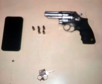 Homem é detido pela GCM com arma em Bebedouro (Foto: O Diário de Barretos) Homem é detido pela GCM com arma em Bebedouro (Foto: O Diário de Barretos)