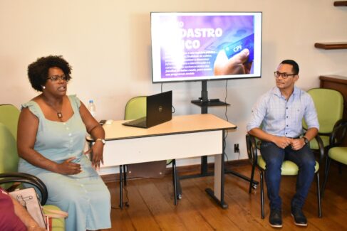Secretária Juliana Adão e Elton Marques, gestor do CadÚnico em Barretos (Foto: Divulgação)