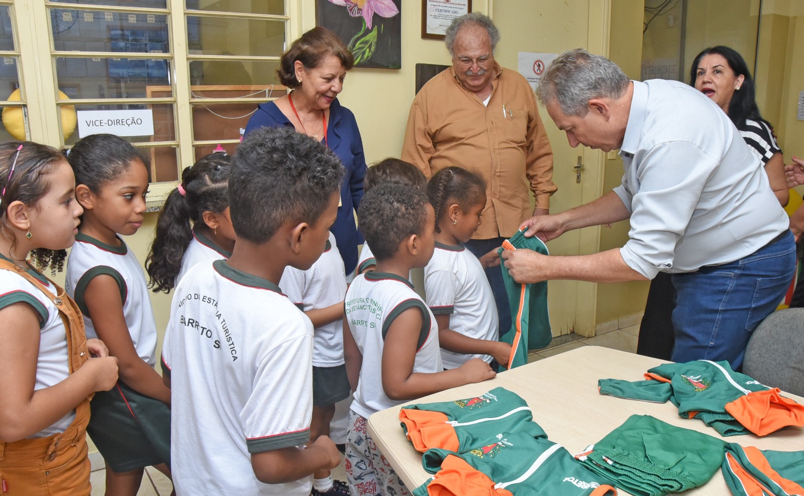 Alunos da rede municipal de ensino recebem uniformes