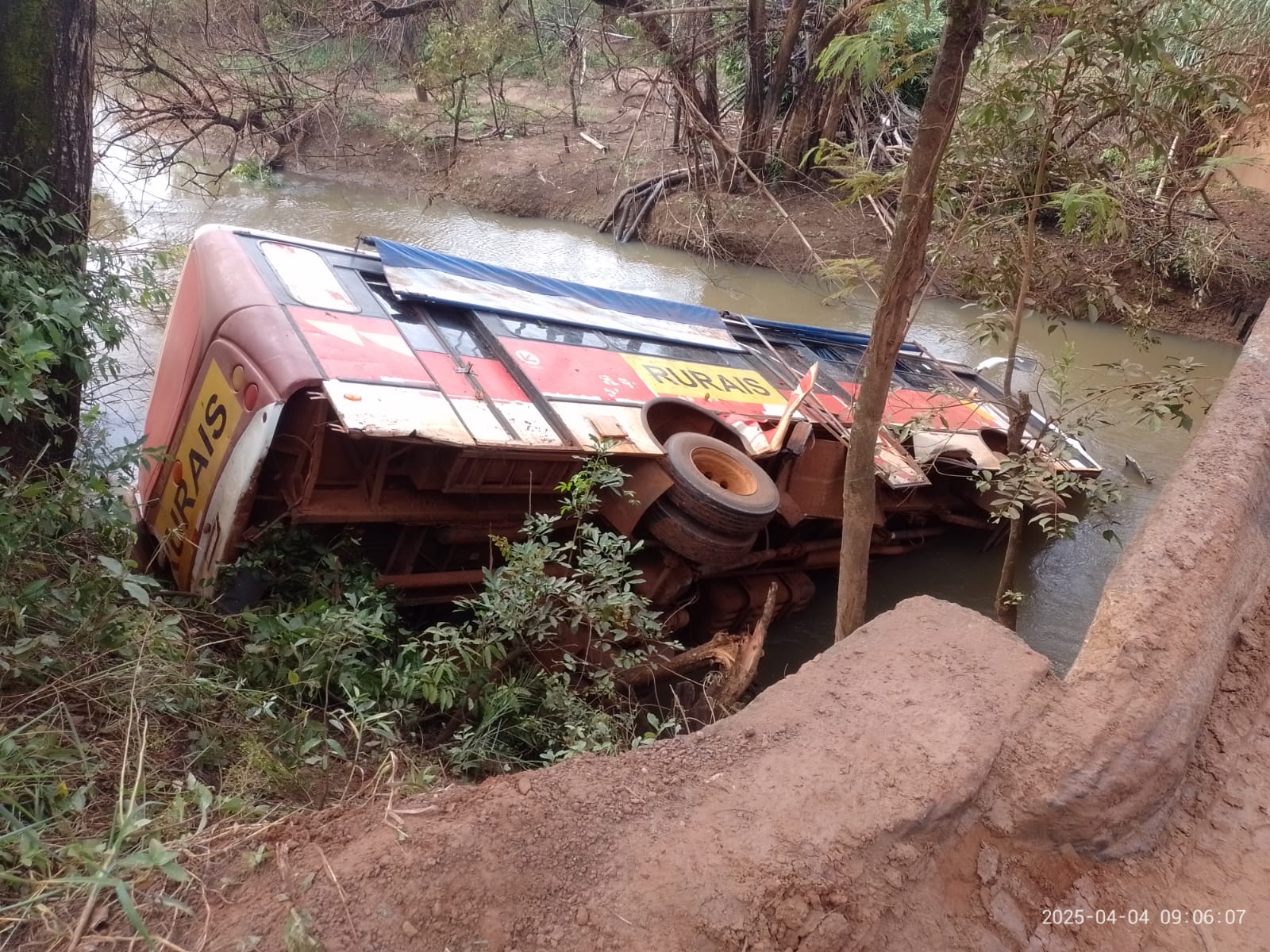 Ônibus cai de ponte em área rural e fere trabalhadores