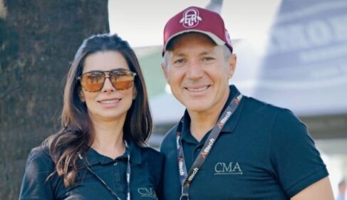 O casal Juliana – André Perrone recebeu no Dia de Campo no Confinamento Monte Alegre autoridades e muitos amigos do agro. O Encontro de Confinamento e Recriadores contou ainda com a tradicional Queima do Alho assinada por João Paulo Martins Dia de Campo