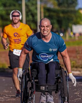 Fabricio Taveira é atleta do CrossFit, palestrante, personal trainer e na 2ª Goat Run Barretos demonstrou que quando se aprende a desafiar a mente, o corpo vai junto. “Essa foto é mais do que uma corrida. É um lembrete de que, mesmo numa cadeira de rodas, eu posso me mover pra frente e mais do que isso: posso voar. Não é sobre vencer os outros. É sobre vencer a si mesmo. Sobre acordar todos os dias e decidir se desafiar, mesmo quando ninguém está vendo. É assim que você constrói uma vida com propósito”, disse Fabrício Atleta exemplar!