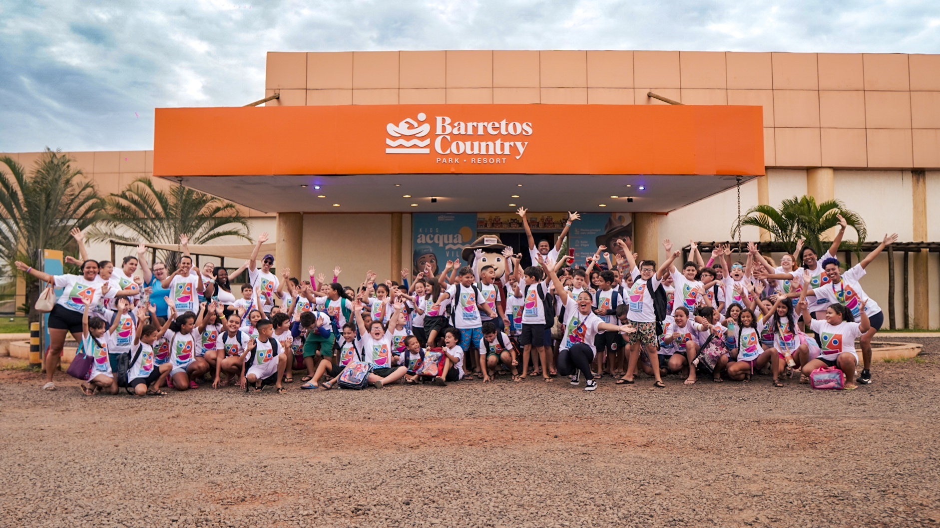 Barretos Country recebe 120 crianças para um dia divertido no parque
